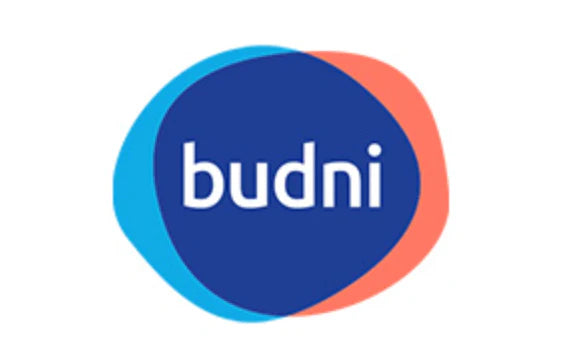 BUDNI-Logo mit blauer Hintergrundfläche und weißem Schriftzug.