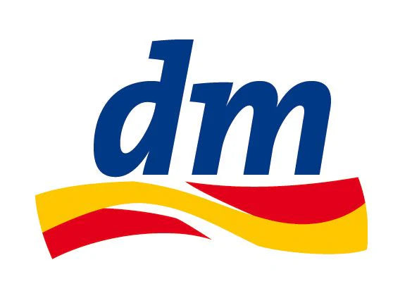 Logo der Drogeriekette dm mit blauer dm-Schrift und geschwungener rot-gelber Linie.