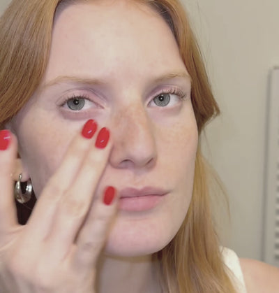 gesicht einer Frau, die sich den Botanical Lifting Effect Moisturizer aufträgst 